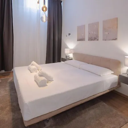 Apartment Market 3-bedroom Design Florenz
