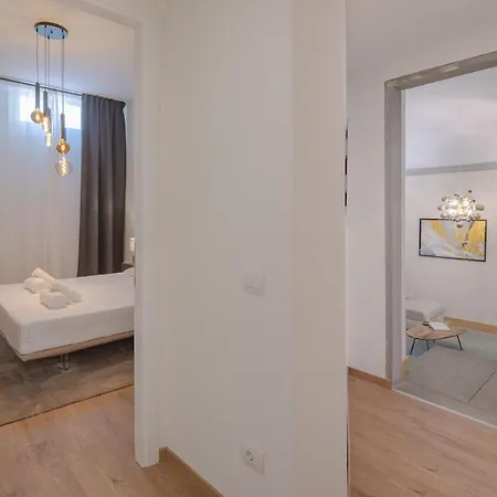 Market 3-bedroom Design Apartment *