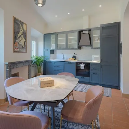 Apartment Market 3-bedroom Design Florence